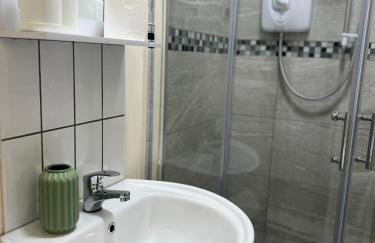 Modern Apartment Free Parking Double Bed Suite 5 - Foto 7