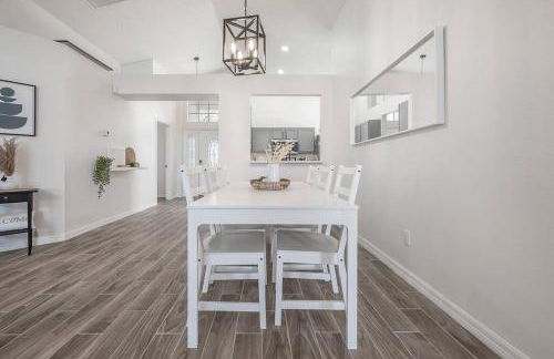 Newly Renovated 4BR 2B Riverview Oasis with King - Foto 11