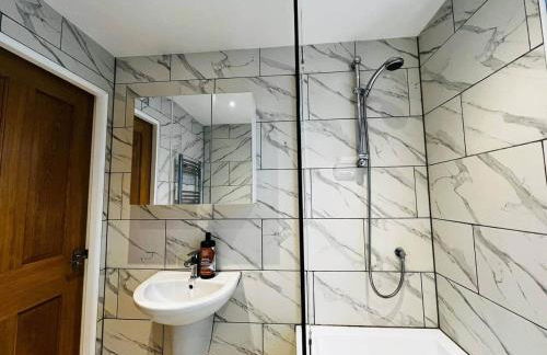 Elegant Hayfield Escape - Heart of Peak District - Photo 14