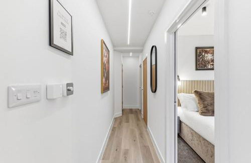 Unique 5 Bedroom 4 Bathroom House with Self-Contained-Studio - Excellent Location - Pool Table, Super-Fast Wifi, Smart TV and Self-Check-In by Yoko Property - Photo 7