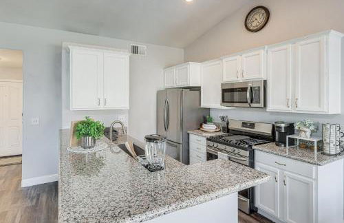 Bakersfield Home with Pool Table, Cornhole and More! - Foto 8