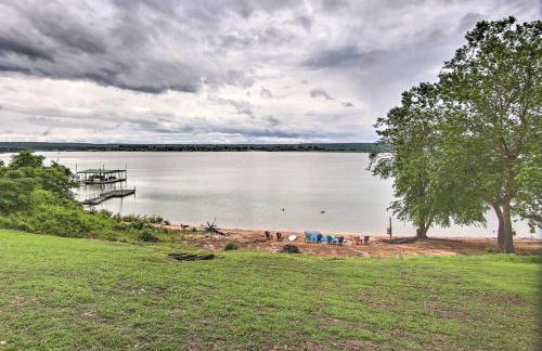 Lakefront Home with Private Beach Access! - Foto 26