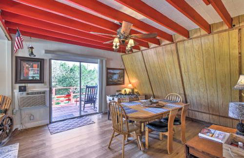 Steps to Lake! Charming Cabin Pool Access and Decks - Foto 8