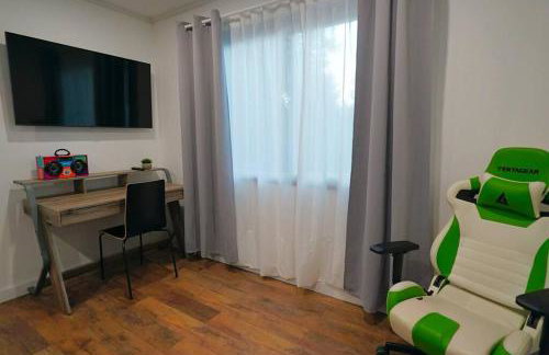 Beautiful Renovated Cozy Forest Home with Hot Tub in Crestline - Foto 34