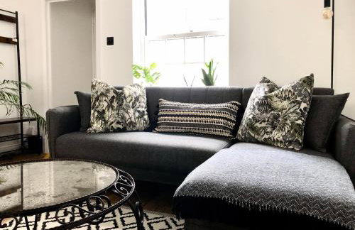 Stunning 3 bedroom & 2 bathroom cottage with patio - Foto 29