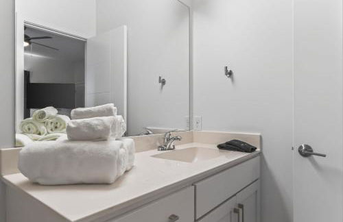 4BR Home with 4 Private Bathrooms 20 Min from Airport - Foto 29