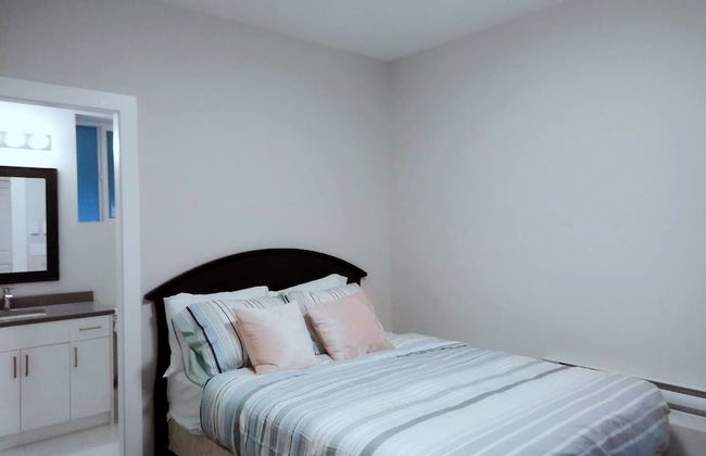 B - Sechelt Private Coastal Home - Photo 7