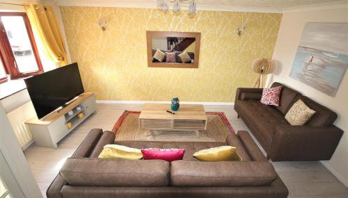 3 Bed Semi - Sleeps 5 - Private Garden & Parking - Quiet Cul De Sac Location - Dog Friendly - Fast Wifi - Close to Motorway Access - Foto 3