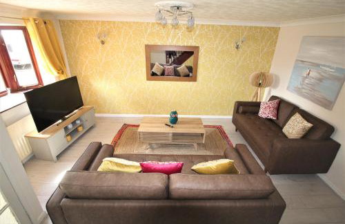 3 Bed Semi - Sleeps 5 - Private Garden & Parking - Quiet Cul De Sac Location - Dog Friendly - Fast Wifi - Close to Motorway Access - Foto 3