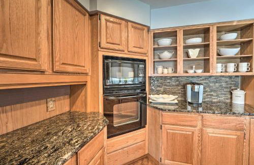 Spacious Delton Home with Fire Pit and Lake Views - Foto 10