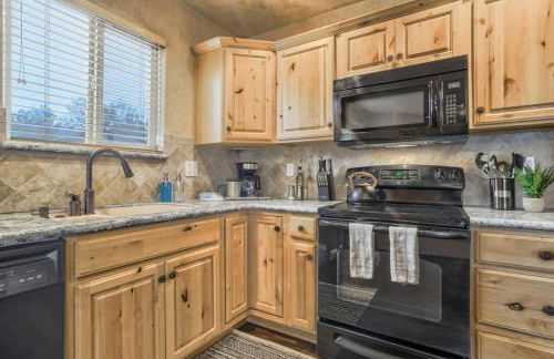 2BR Cottage with outdoor seating near Hiking & DT - Foto 13