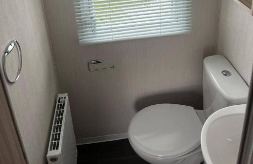 Caravan- Sleeps 6 2 Bedrooms - Thurston Manor - Photo 13