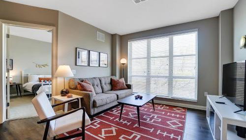 The Urban Oasis Garage Parking Walk-In Shower - Foto 1