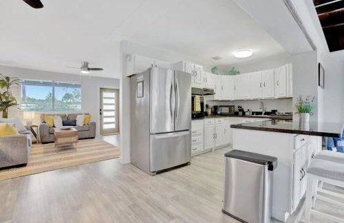 Eagle's Way with Firepit Heated Pool and Sunroom Near BEACH - Foto 62