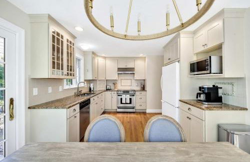 1 Story Family Home Half Mile to Beach with Patio , Grill, Office with Twin Beds, Peaceful Wooded Setting, Spacious Driveway, Garden Views, Walk to Shore, Perfect Cape Cod Getaway for Families - Foto 15