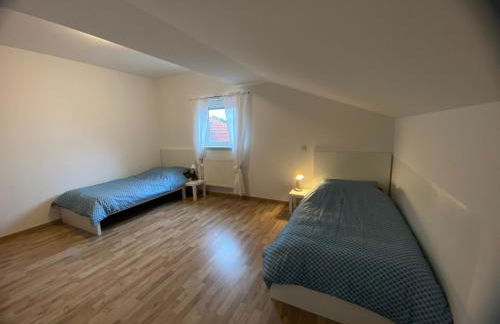 Monteurwohnung , 4 Schlafzimmer, 130qm, Balkon, einzige Wohneinheit im Haus, Parkplatz - Foto 12