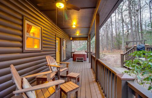 Hot Tub and Fire Pit Wooded Cabin Near DeSoto Park! - Foto 1