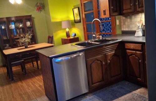 Fully Updated 3-Bedroom Ranch with Stylish Interiors, Full Furnishings, and Backyard Hangout Spaces - Foto 13