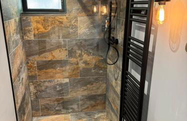 Luxury Spa Cabin with Outdoor Bath, Sauna & Fireplace - Foto 20