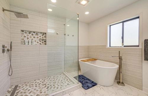 Spacious Camano Home with Hot Tub and Water Views! - Foto 17