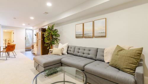 Private Garage Parking and King Bed - Walk to Metro - Foto 2