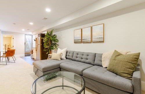 Private Garage Parking and King Bed - Walk to Metro - Foto 2