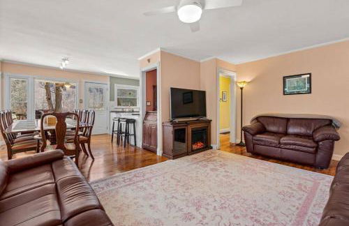 Serenity Views Retreat - Close to City and Parkway! - Foto 22