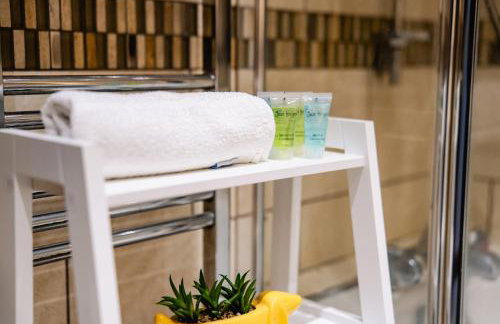 4BR 2Bath Home -Hot Tub, Free Parking & Games Room - Foto 51