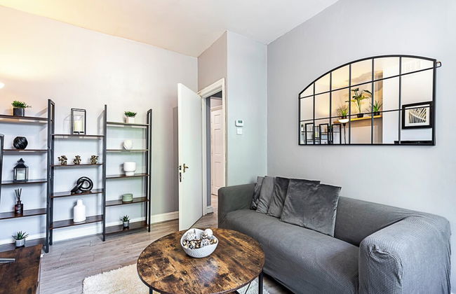 Stylish City Retreat - Photo 17