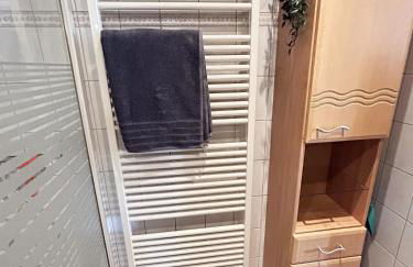 BAT Home Solutions Trier-Euren - alles was ein Hotel nicht bietet - 35 qm Ferienwohnung, Heimkino, Wallbox, Küche für 4 Personen - Foto 10