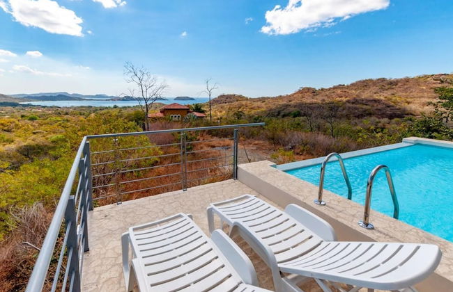 Modern Hillside Home with Sleek Interiors and Panoramic Poolside Views - Foto 21