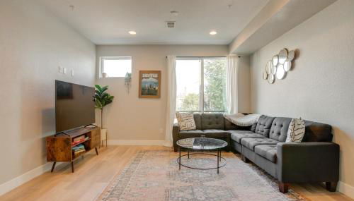 Rooftop Deck and Hot Tub Walkable Denver Townhome - Foto 5