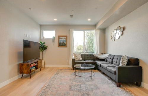 Rooftop Deck and Hot Tub Walkable Denver Townhome - Foto 5