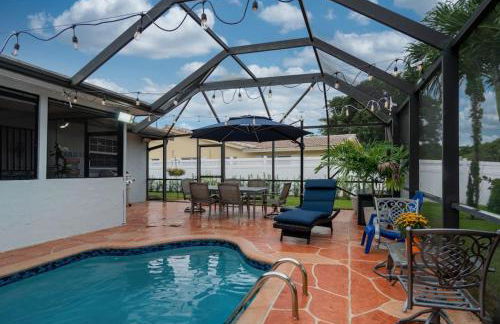 Three Bedroom Pool Home with Modern Interior Design - Foto 1