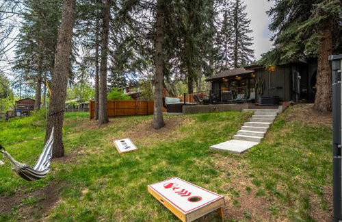 Serene Riverside Retreat with Sauna, Hot Tub, Fire Pit by Forest & Peak Retreats - Foto 31