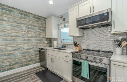 Dog Friendly Home wPrivate Fenced Yard, Garage & Fire Pit STEPS to the Beach! - Foto 12