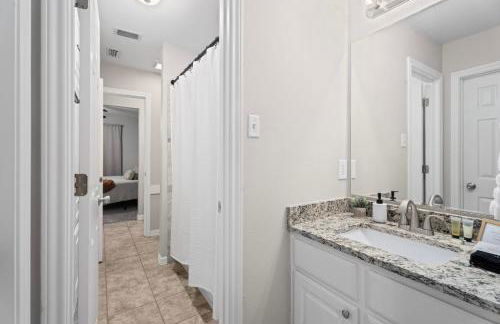 Near Texas A&M, Spacious Living Room, 4 Queen Beds - Foto 18