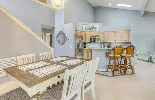 Marina and Pool Roomy Golf-View Home in Southport - Foto 9