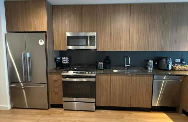 Luxury 1BR w Stunning Floor-to-Ceiling Water Views - Foto 16