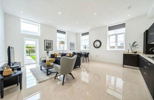 2 Bed, parking, 22mins-Central London, 15mins-LHR - Photo 3