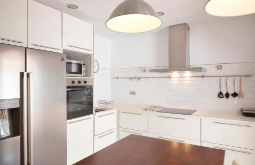 City Center Penthouse with Solarium 2 minutes from the Beach - Photo 13