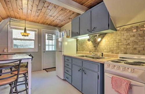 Lakefront Rocky Mount Cabin with Dock and Kayaks! - Foto 6