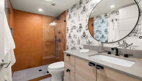 SoCo-a-Go-Go - Photo 2, towels, Shower