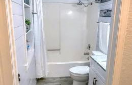 F Lakefront! Remodeled, Sleeps 4, Boat Slip, Patio, WiFi, Cable, Pool - Foto 27