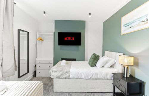 Stylish Home - Pool table, Virgin TV, Fast Wifi, Garden and Self-Check-In by Yoko Property - Photo 11