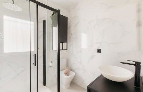 Spacious villa with private pool & garden for 4 - Photo 36