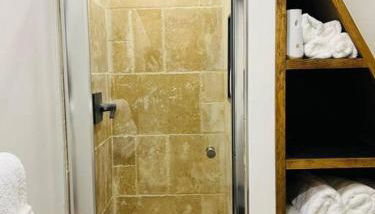 NEW! Cozy & Modern A-Frame in the woods w/HOT TUB - Foto 2