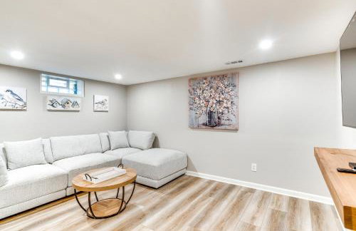 Screened Patio and Fire Pit Modern Westerville Home - Foto 6