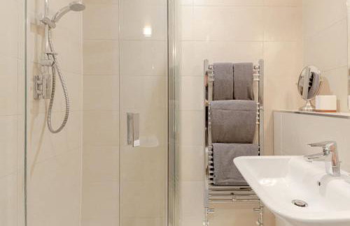 Elegant Epsom Family - Photo 19