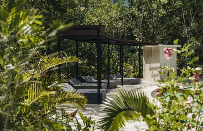 Beautiful Jungle Loft With Rooftop Pool and Gym - Photo 4